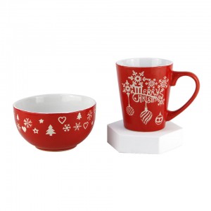 La couleur rouge à l'intérieur de la tasse en céramique faite main de tasses en céramique de logo de Noël