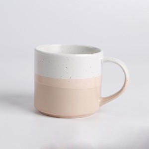 Caneca de esmalte mergulhado com manchas