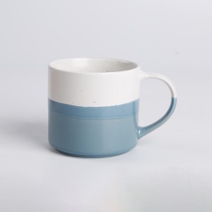 Taza de esmalte sumergido con motas