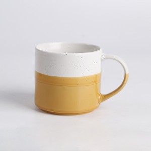 Caneca de esmalte mergulhado com manchas